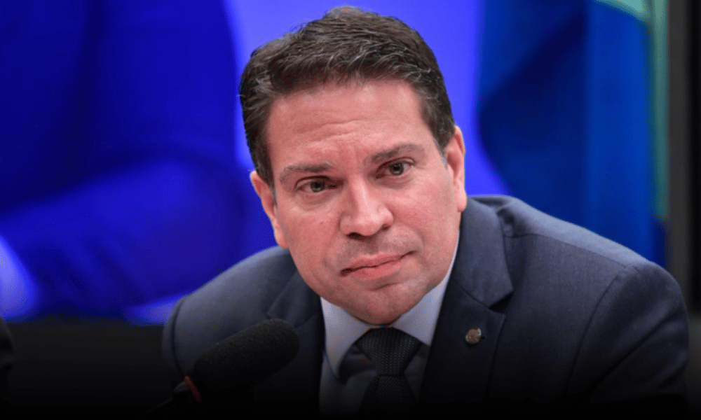 No momento você está vendo Alexandre Ramagem Detido nos EUA pelo ICE: Entenda o Caso